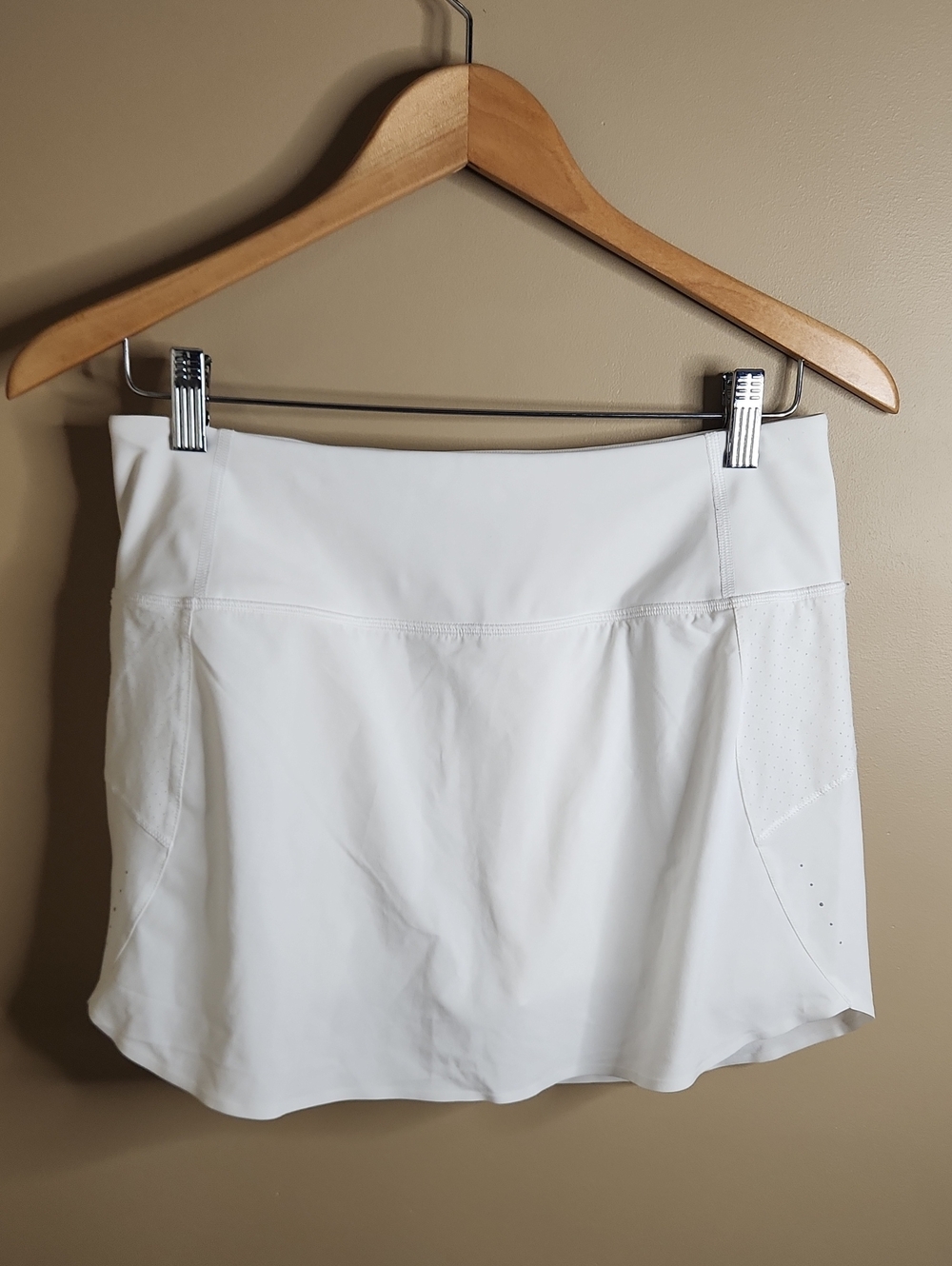 Athleta Run With It 14" Skort in White. Size S. #566723
